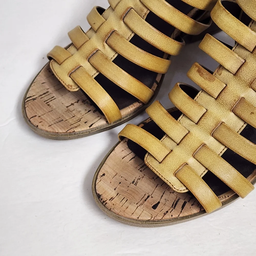 White mountain strappy wedge heel sandals 9.5‎ muted mustard
